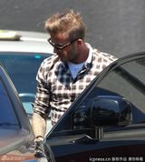 组图：贝克汉姆携可爱女儿为爱妻维多利亚庆生