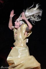 组图：Gaga巴塞罗那献唱 铆钉装威武羊角头怪异