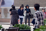 独家：冯小刚女儿穿校服活泼可爱 与徐帆亲昵