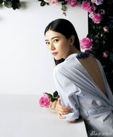 组图：高圆圆春意写真 玫瑰包围尽显清新浪漫