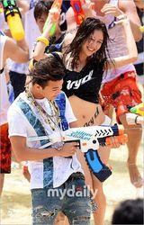 组图：GD水上乐园疯玩 水枪喷比基尼美女