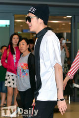 组图：Block B离台返韩 黑超炫酷纹身醒目