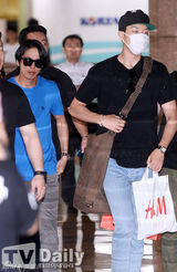 组图：CNBLUE赴京开唱 机场获壮汉开道