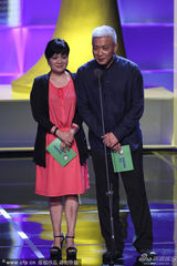 组图：阎建钢王丽萍张译上台颁奖