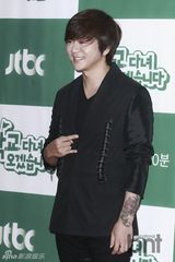 组图：韩星Brian出席发布会 搞怪秀性感