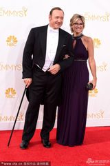 组图：《纸牌屋》凯文-史派西拄拐现身艾美红毯