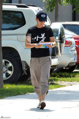 组图：少年影帝董子健开学 休闲装萌笑报到中戏