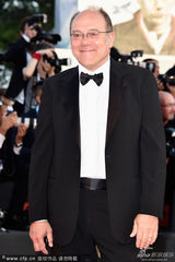 组图：威尼斯评委维尔多内亮相红毯 绅士送飞吻