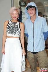 组图：陈冠希女友喊停人肉搜索 徐濠萦助阵开店