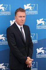 组图：威尼斯评委齐亮相 陈冲美艳搭蒂姆-罗斯