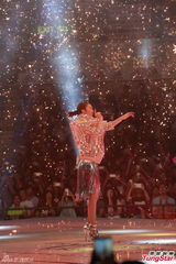 组图：薛凯琪个唱性感大秀事业线 笑言像梦境