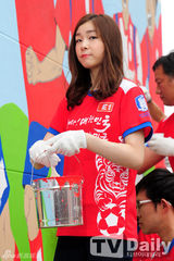 组图：金妍儿出席壁画活动 造型清丽表情丰富