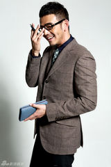 组图：杨烁商务写真温暖笑容彰显绅士魅力