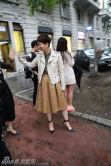 组图：海清复古装扮现身米兰店 与设计师交谈