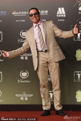 组图：尚格-云顿携《鹰之路》剧组亮相频频招手