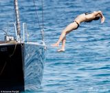 组图：罗德里格兹豪放跳水 前俯后仰姿势撩人