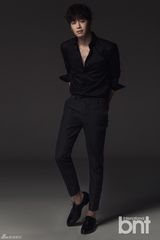 组图：韩星金载沅拍写真 杀人微笑展熟男魅力