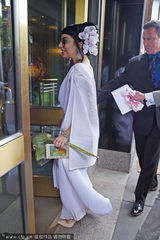 组图：Lady Gaga白袍装现身街头 “调戏”警察