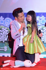 组图：曹格欲跟黄磊结亲家 女儿听村长秒变哭脸