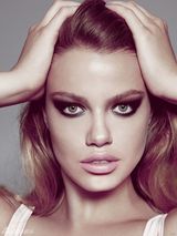 组图：95后嫩模哈里-克劳森全裸出镜 手遮雪乳泄春光