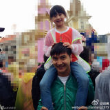 组图：田亮带女游泳 森碟粉色泳衣可爱