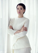 组图：袁咏仪拍摄封面大片 时尚干练大女人气场