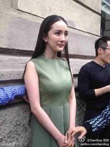 组图：杨幂产后复出时装周 绿装清爽上围抢镜