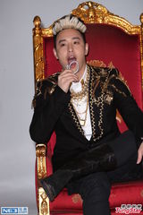 组图：潘玮柏身披5000万珠宝 为新专辑拍宣传照