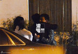 组图：佟大为携妻会友聚餐 力保好男人称号