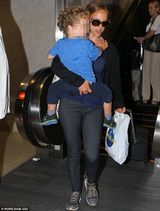 组图：娜塔莉-波特曼怀抱爱子 红毯女神变辣妈