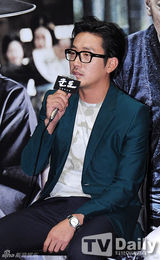 组图：韩片《群盗》试映 河正宇等出席