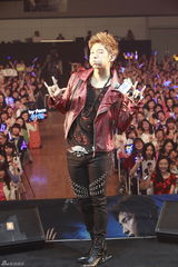 组图：李准基上海歌迷见面会身着汉服献唱