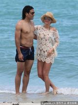 组图：球星法尔考海中爱抚娇妻 舔肚脐极度高调