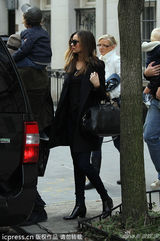 组图：米兰达臭脸与前夫过节 奥兰多变人肉座椅