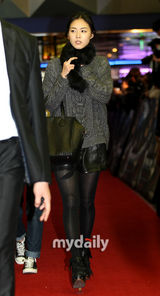 组图：张东健《武士》VIP首映 爱妻与众大腕助阵