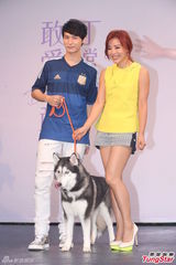 组图：丁当签唱会淋雨会粉丝 严爵贴心送内衣