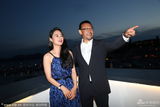 组图：姜文携妻周韵恩爱拍写真 铁汉也有柔情时