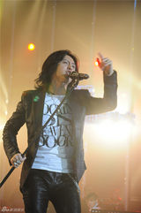 组图：歌狂车轮战收官对决 小沈阳致敬张雨生