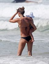 组图：邦辰黑色比基尼秀椒乳 怀抱爱女萌态十足