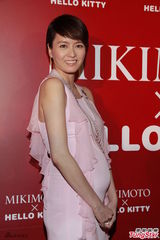 组图：梁咏琪怀孕后首露面 小腹圆隆美腿依旧