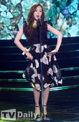 组图：韩女团f(x)热力献唱 雪莉长腿惊人