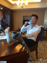 组图：吴京拄拐娶谢楠 angela石头当花童