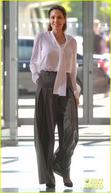 组图：朱莉白裙赴终结性暴力峰会 致辞捍卫女权