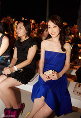 组图：蒋梦婕演绎复古名媛 抹胸裙尽显白皙肌肤