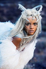 组图：蕾哈娜化身白发魔女 横卧荒野秀性感