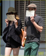 组图：艾玛斯通和加菲尔德举纸牌不愿被拍