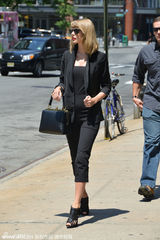 组图：斯威夫特当街脱衣露香肩 给粉丝爱的抱抱