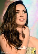 组图：梅根-福克斯韩国宣传 紧捂腿间防走光