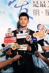 组图：何炅叶璇许茹芸等群星出席时尚盛典