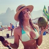 组图：智利新乳神助威世界杯 掀衣性感露胸